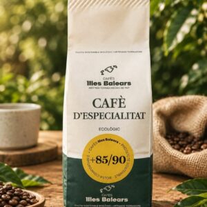 Presentación del paquete de café de especialidad ecológico Brasil 85 puntos SCA de Cafès Illes Balears sobre mesa de madera rodeado de granos tostados y naturaleza.
