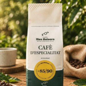 paquete de café de especialidad ecológico Brasil 85 puntos SCA de Cafès Illes Balears sobre mesa de madera rodeado de granos tostados y naturaleza.