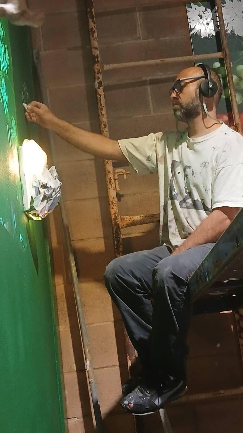 Tià Zanoguera, artista local que realizó el mural